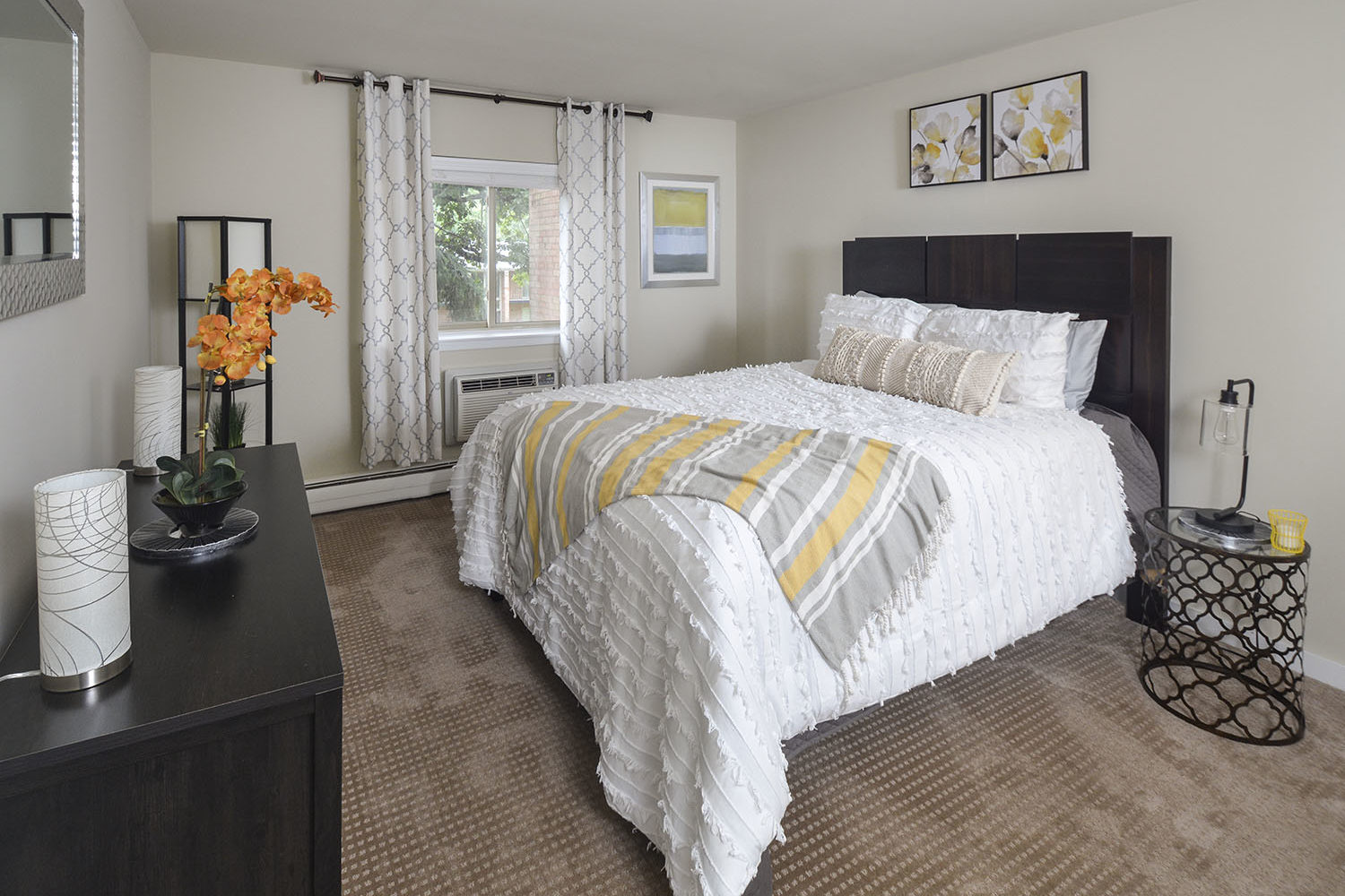 bedroom with wall to wall carpeting
