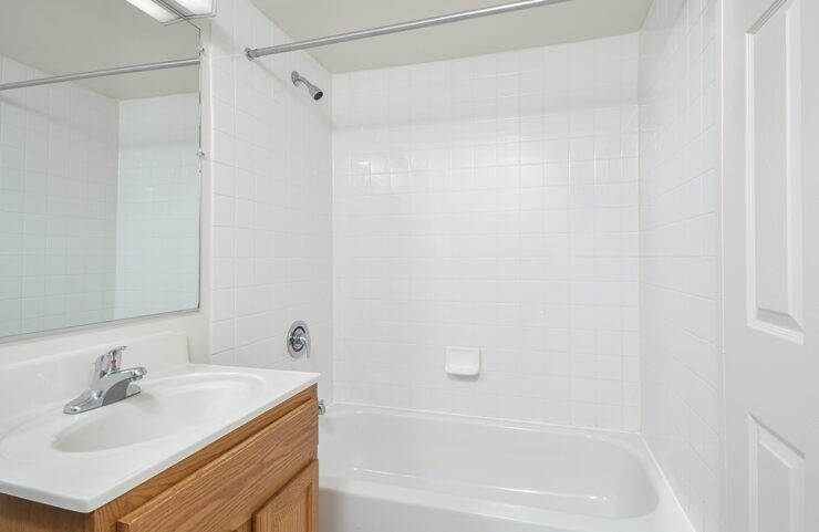 bathroom with tiled tub 