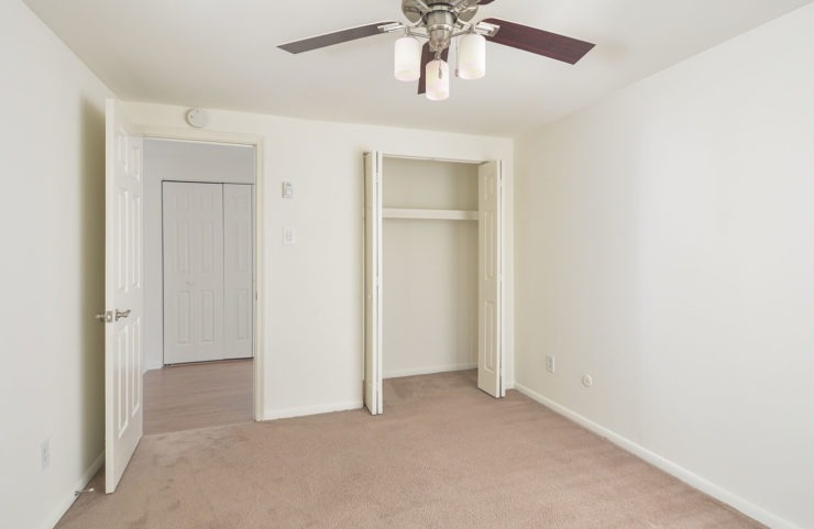 carpeted bedroom with ceiling fan 