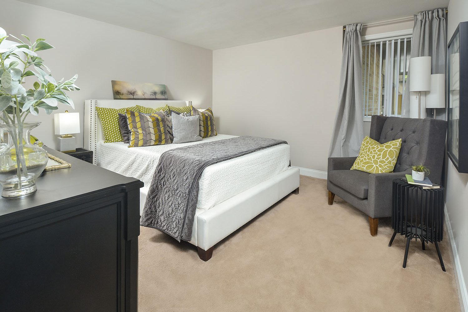 bedroom with wall to wall carpet