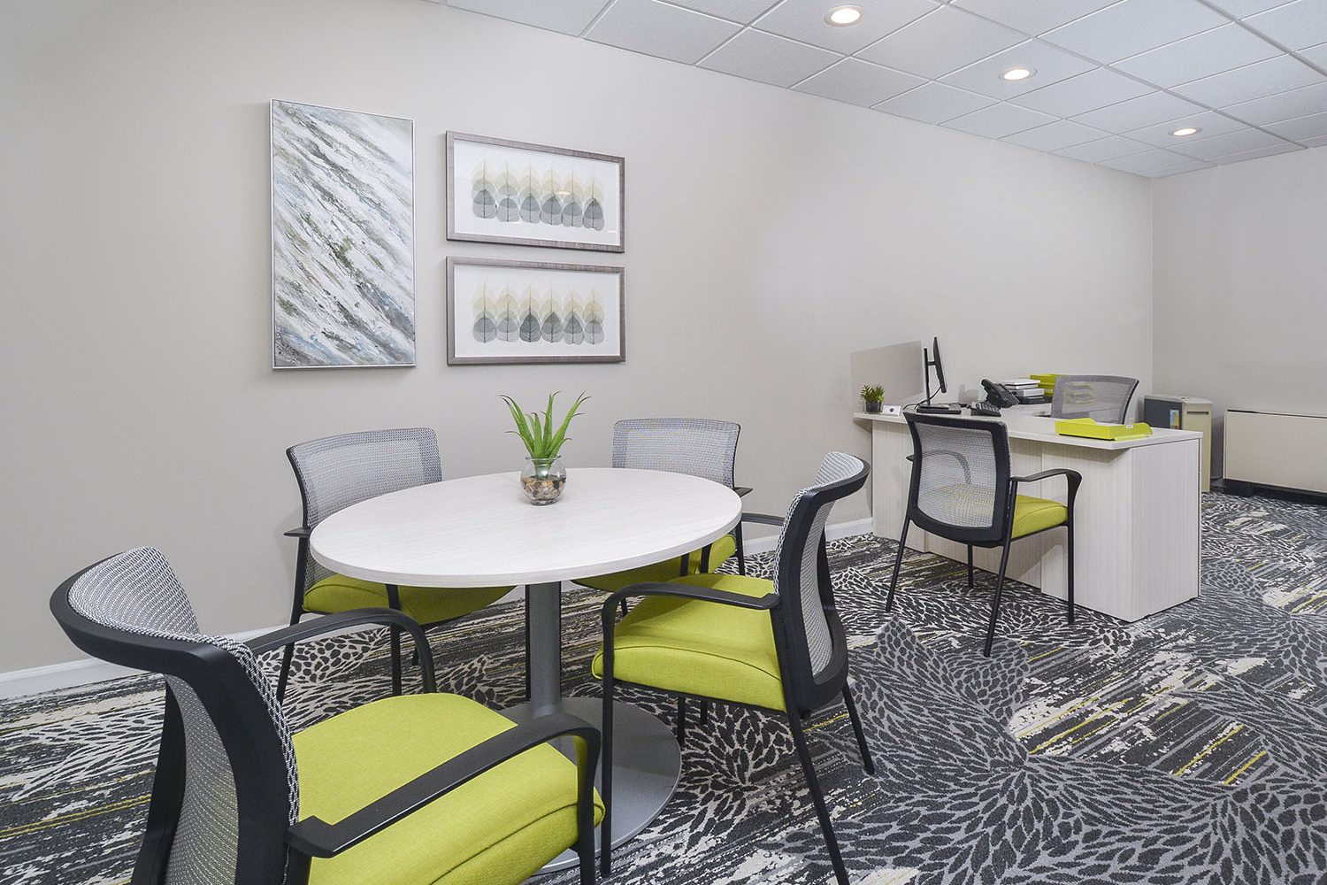 Leasing office with round table 