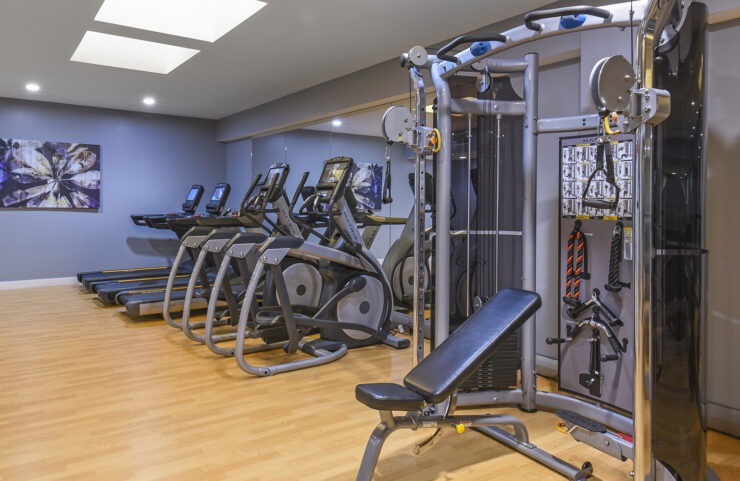 spin bikes in fitness center 
