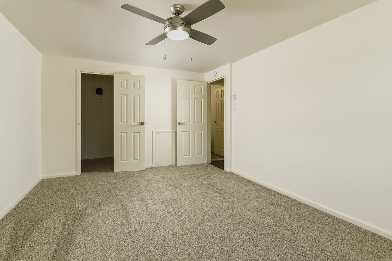 carpeted bedroom with ceiling fan 