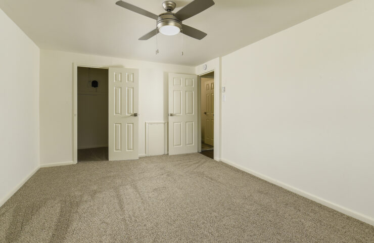 carpeted bedroom with ceiling fan 
