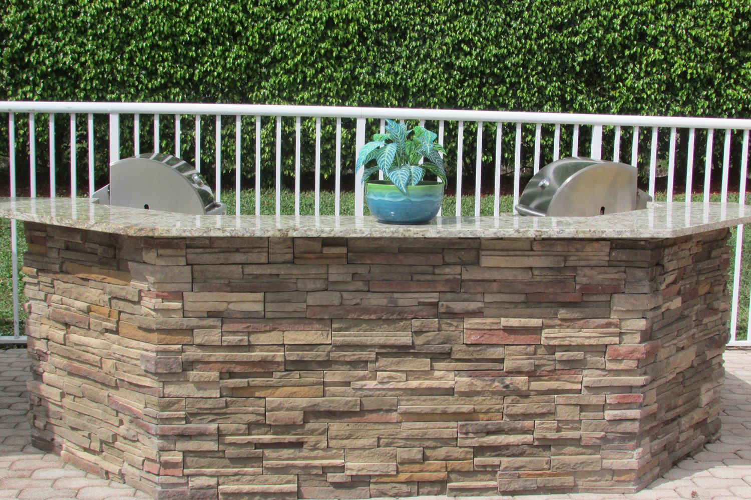 gas grills with countertop space 