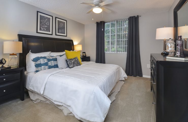 bedroom with carpet and ceiling fan 