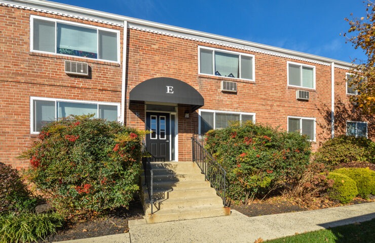 Landscaped entryway 