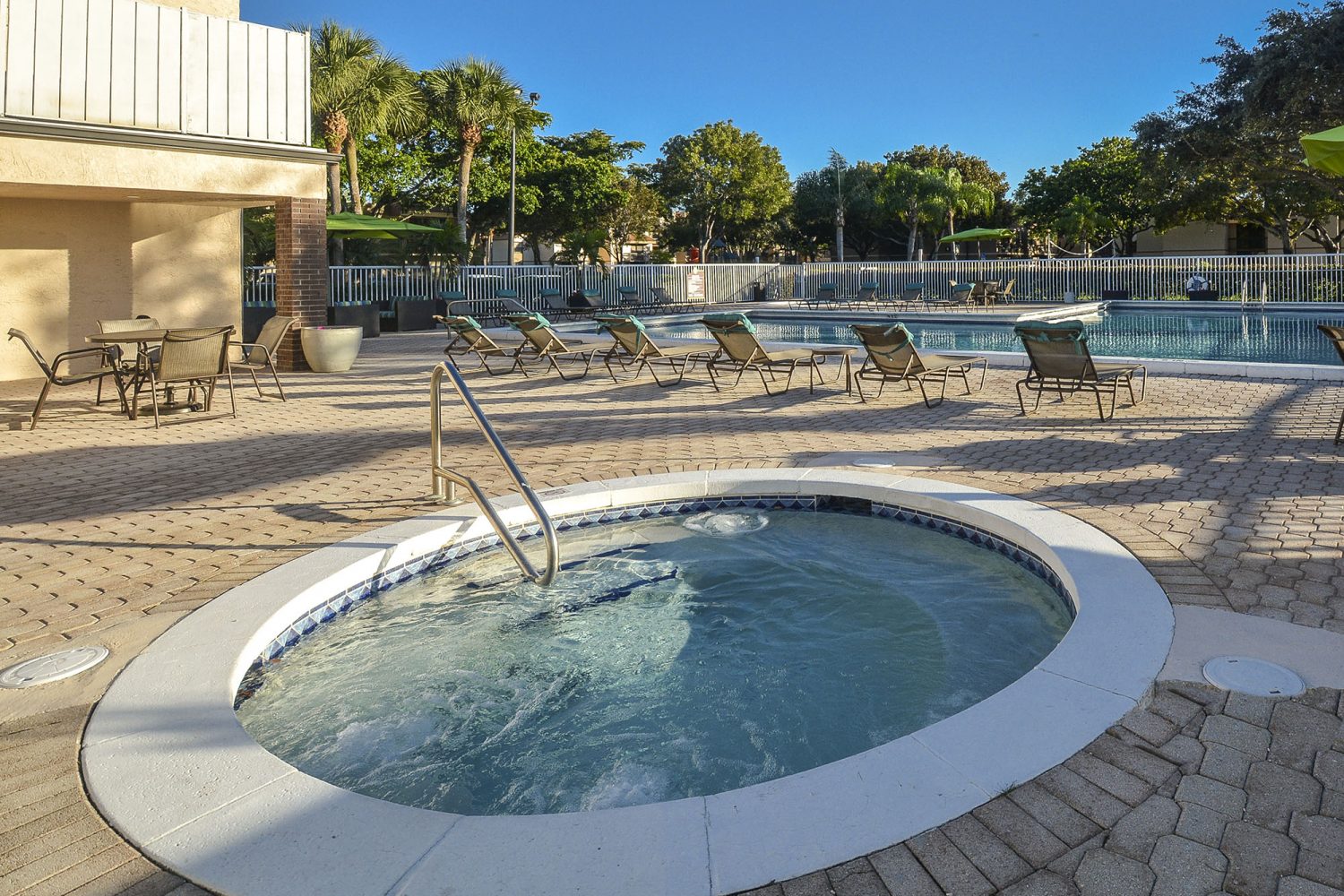round outdoor jacuzzi 