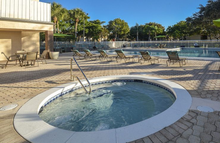 round outdoor jacuzzi 