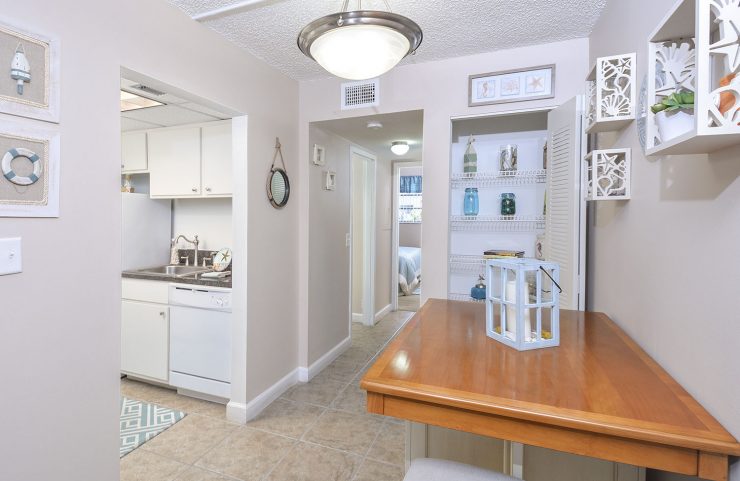 dining area right off kitchen