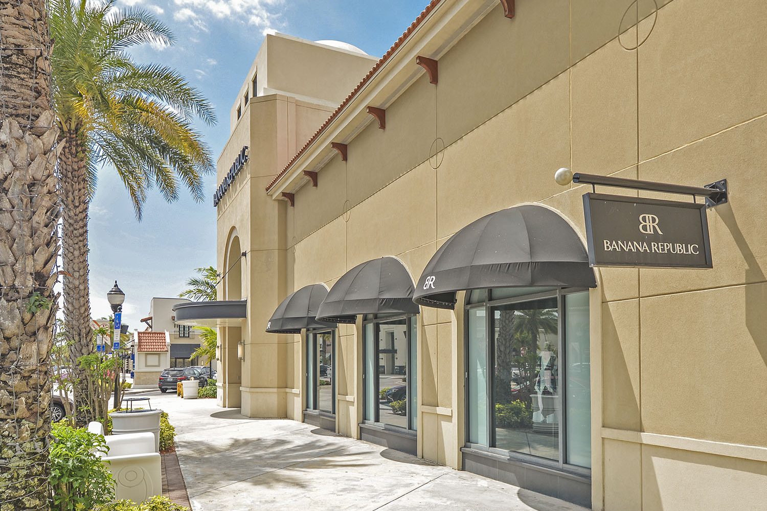 nearby shopping at banana republic