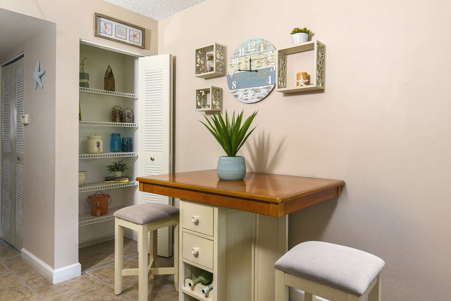 dining area right off kitchen