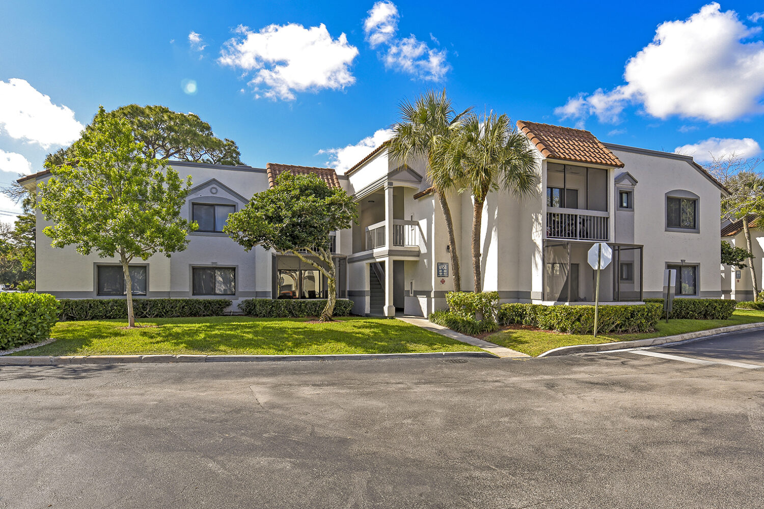 south florida apartments with walkways around community 