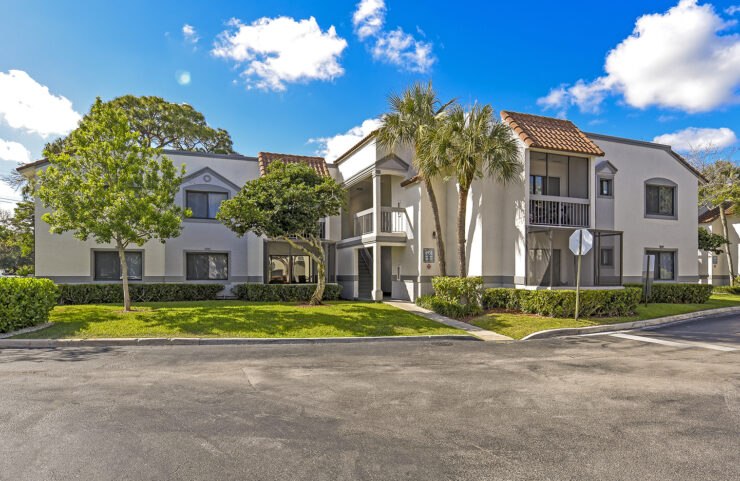 south florida apartments with walkways around community 
