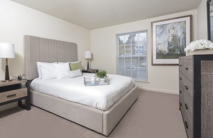 bedroom with carpeting 