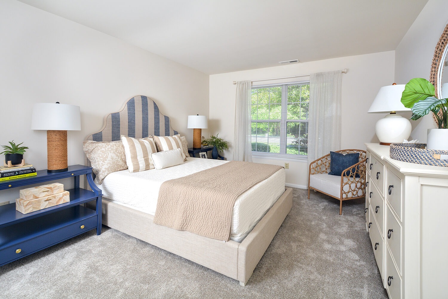 bedroom with wall to wall carpet