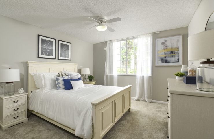 bedroom with carpet and ceiling fan 