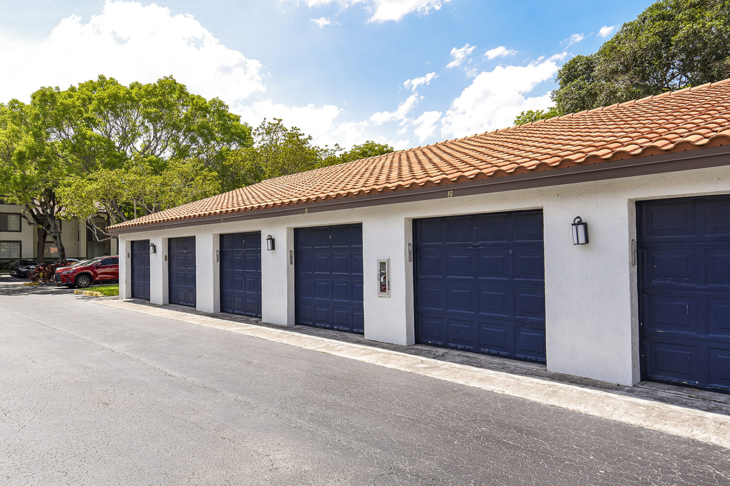 detached garages available to rent 