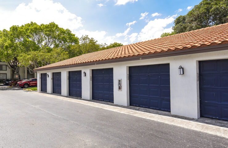detached garages available to rent 