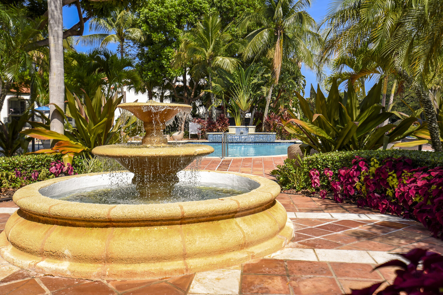 entrance to the pool 