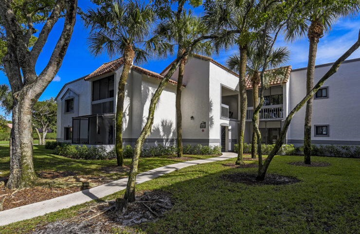 south florida apartments with walkways around community 