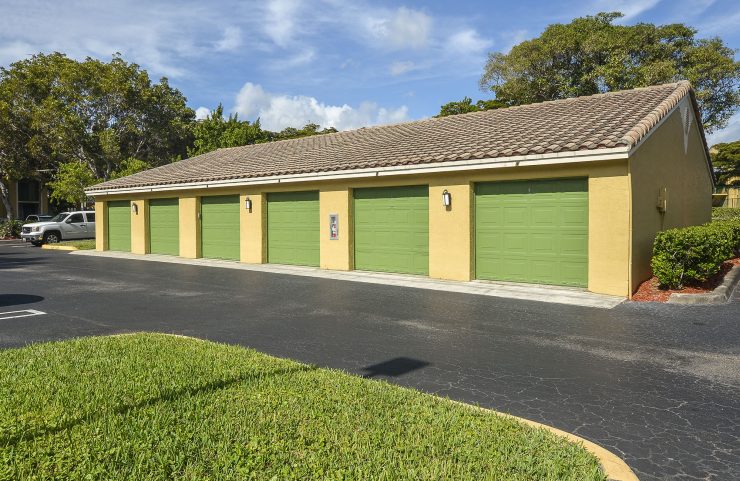 detached garages available to rent 