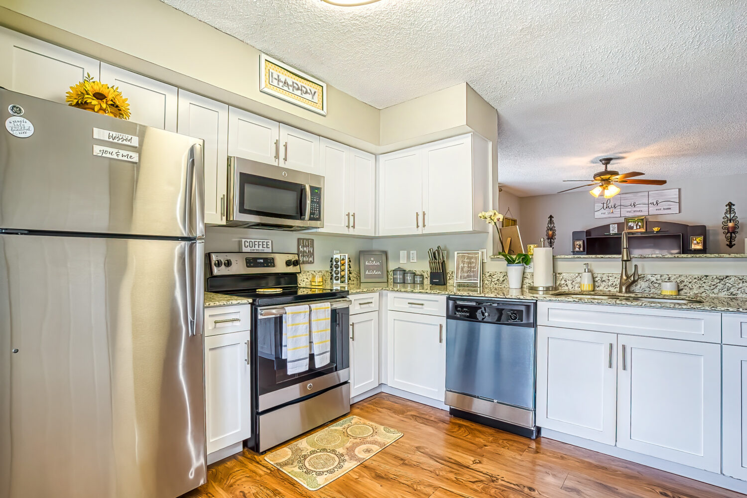 Laminate White Cabinets with Bora Boar Shaker Style Doors *