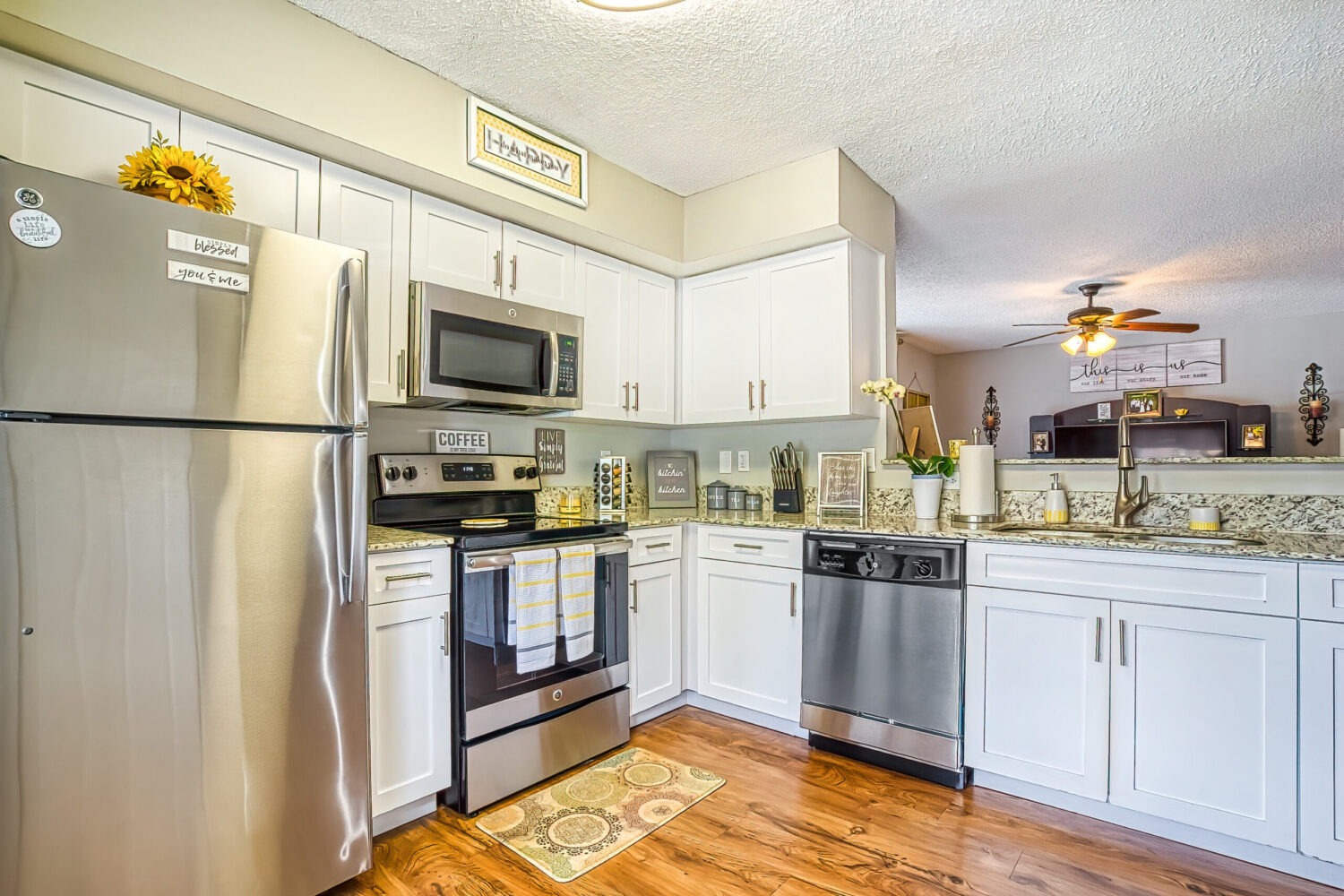 Laminate White Cabinets with Bora Boar Shaker Style Doors *