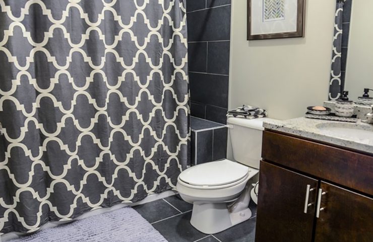 bathroom with tile shower 