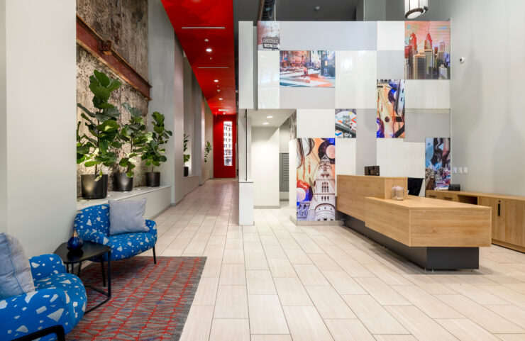 Lobby & Front Desk Area With Concierge