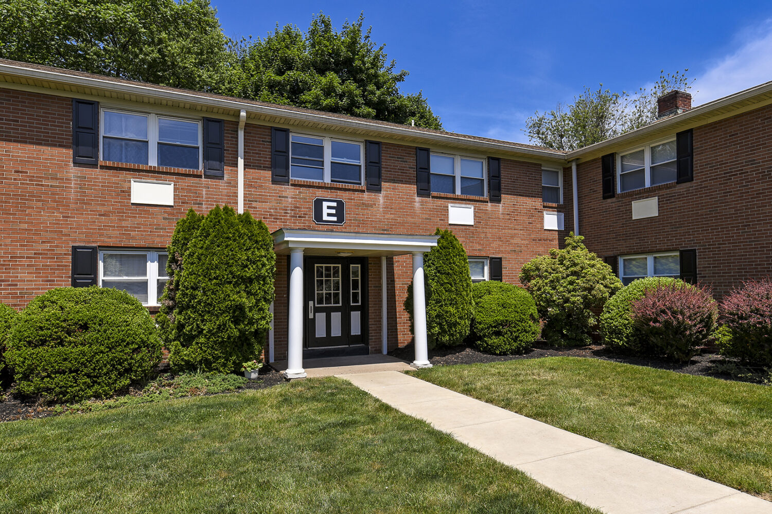 apartment building in willow grove