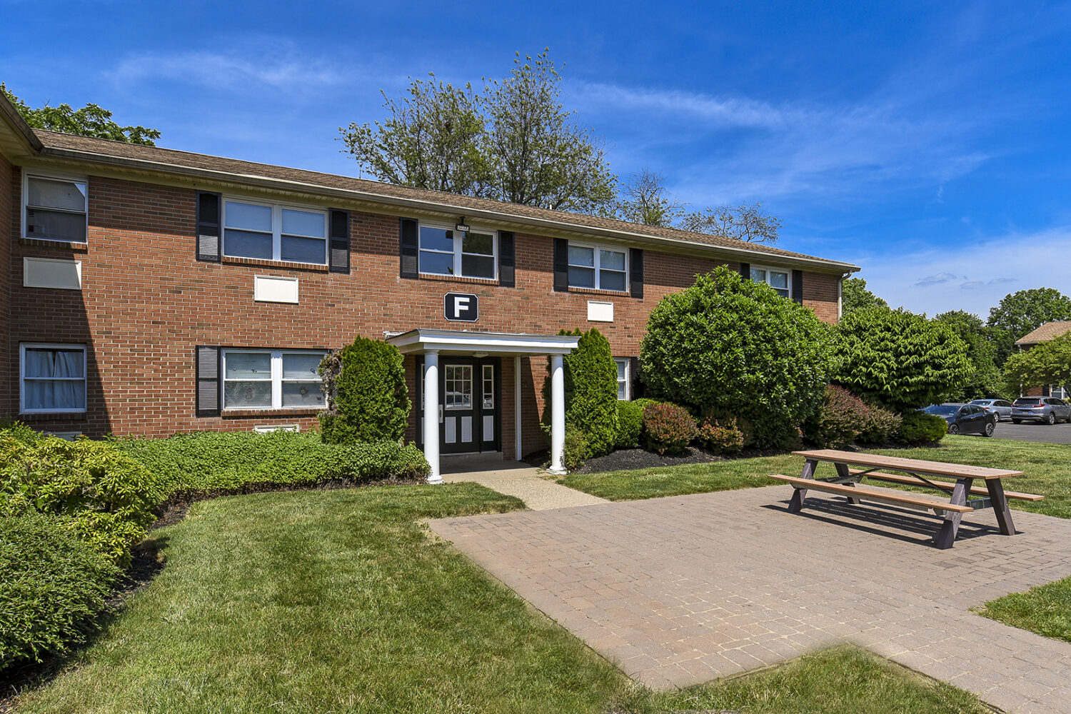 apartment building in willow grove