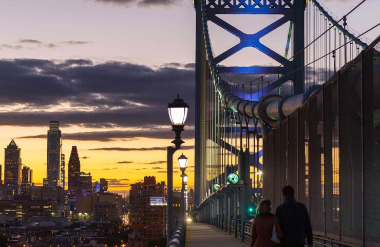 easily walk to the ben franklin bridge