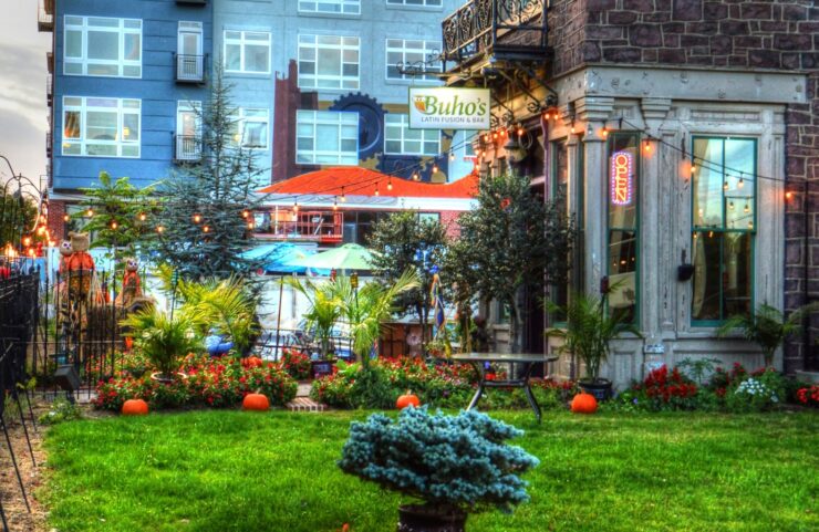 Easy access to  major retailers and charming boutiques