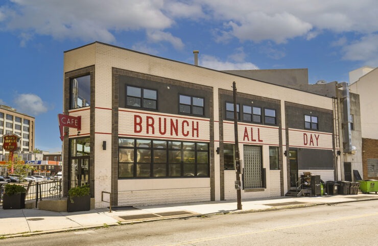 Cute corner breakfast cafe in Callowhill