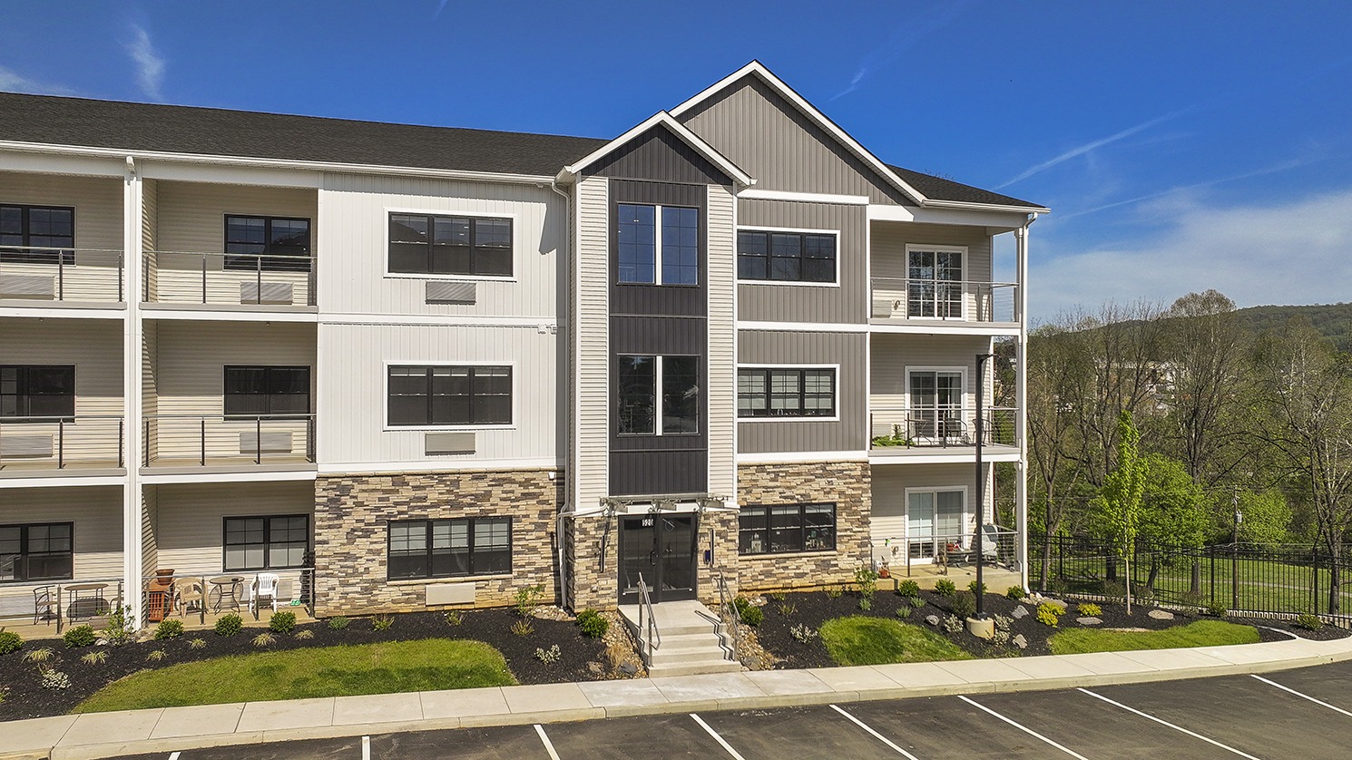 Exterior shot of Phoenix Ridge Apartments