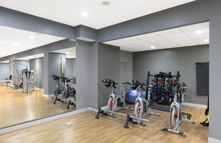spin bikes in fitness center 