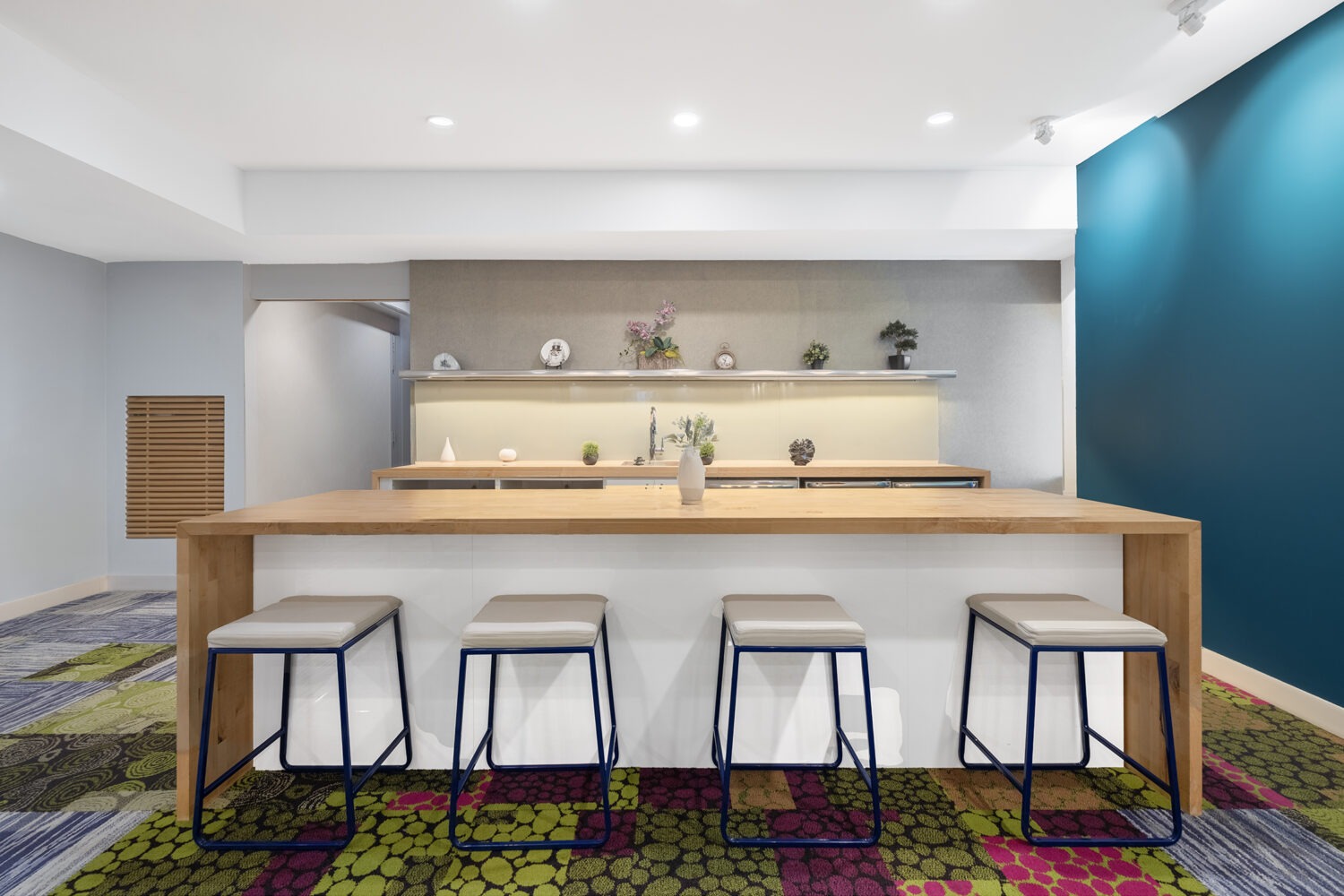 resident lounge with shared kitchen and table to seat 10 